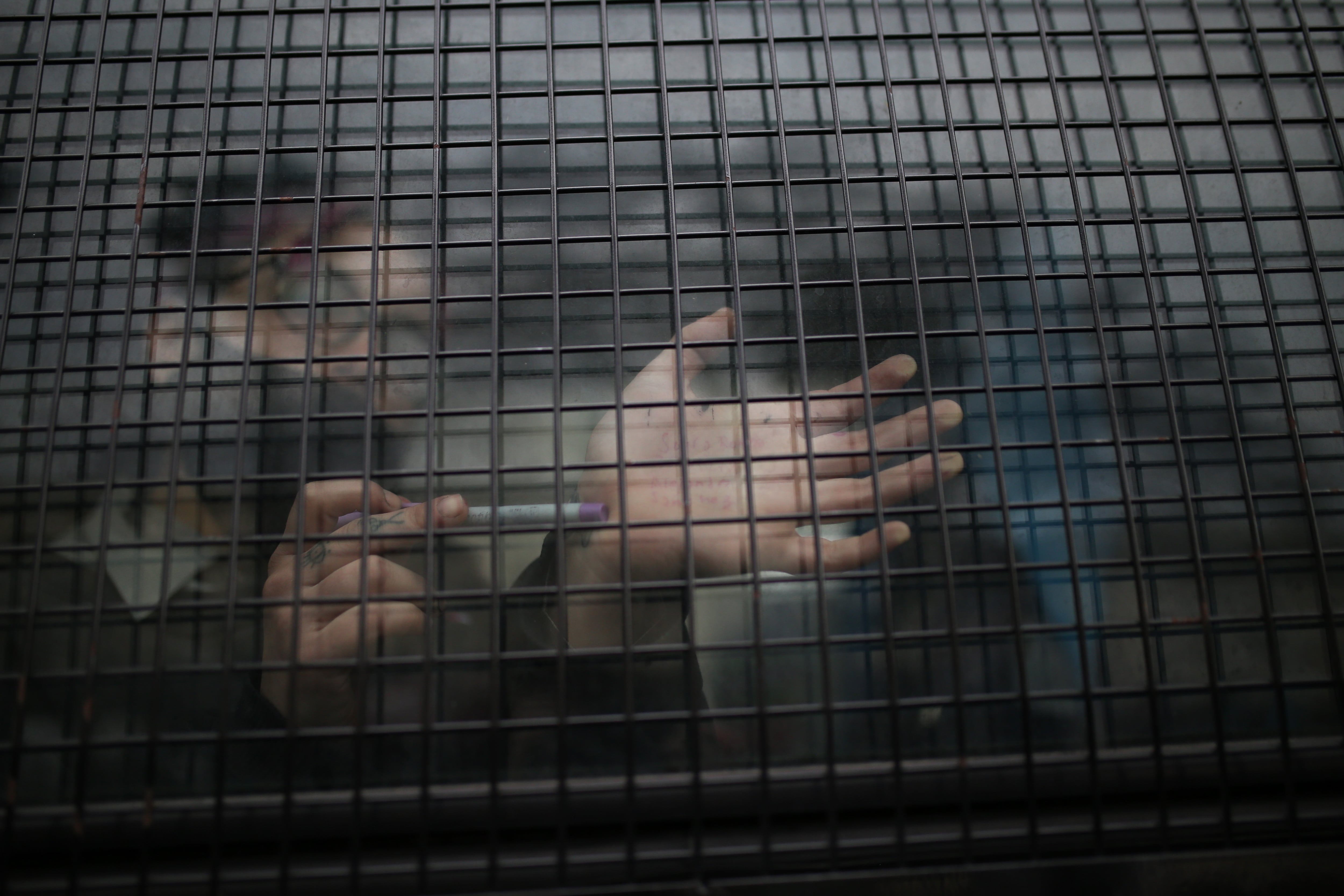 Una persona es llevada detenida y exhibe sus datos para la cámara que pudo tomarla antes de ser chupada por el aparato represivo de Bullrich y Milei.