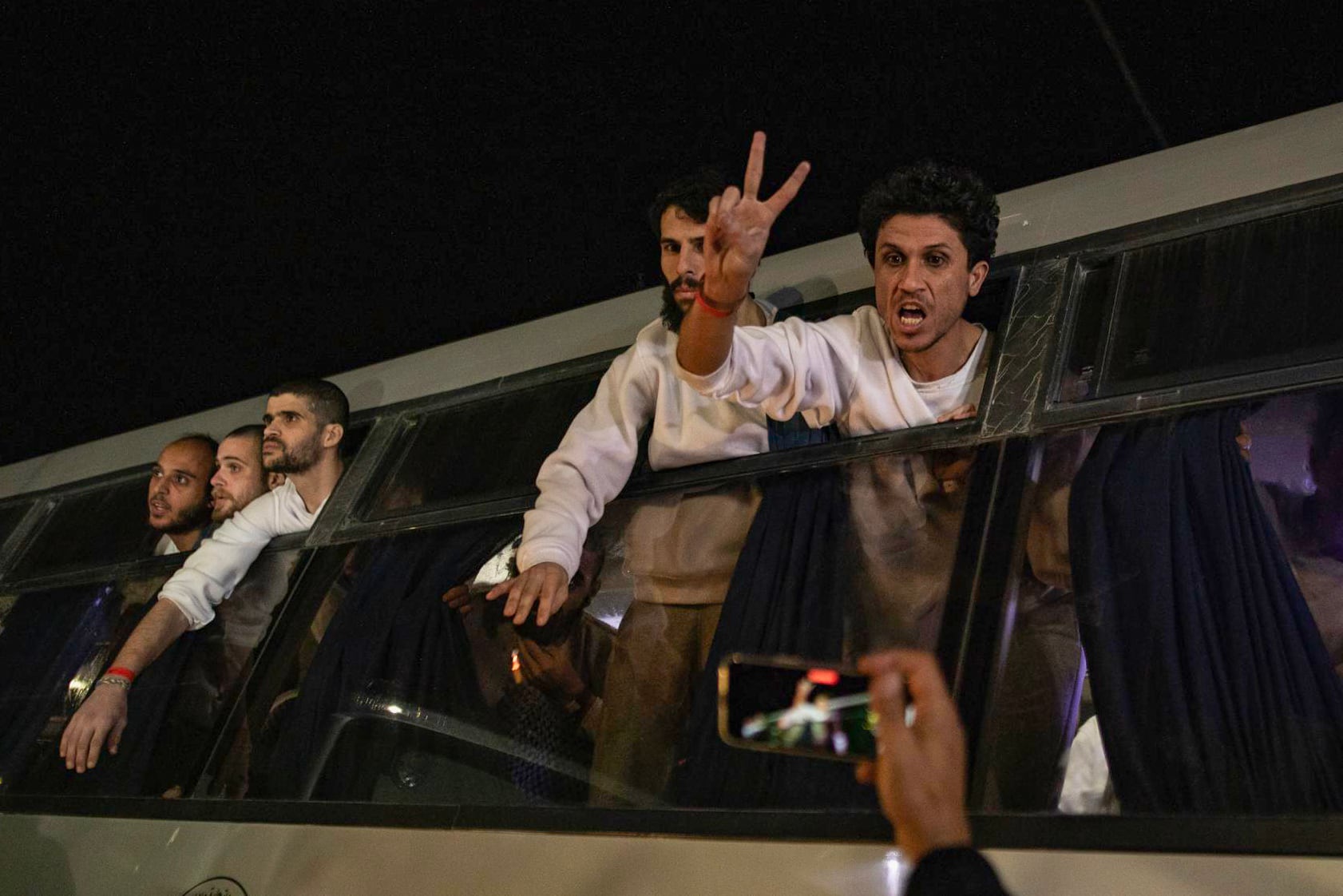 Rehenes palestinos liberados el 27 de febrero llegan a Gaza.