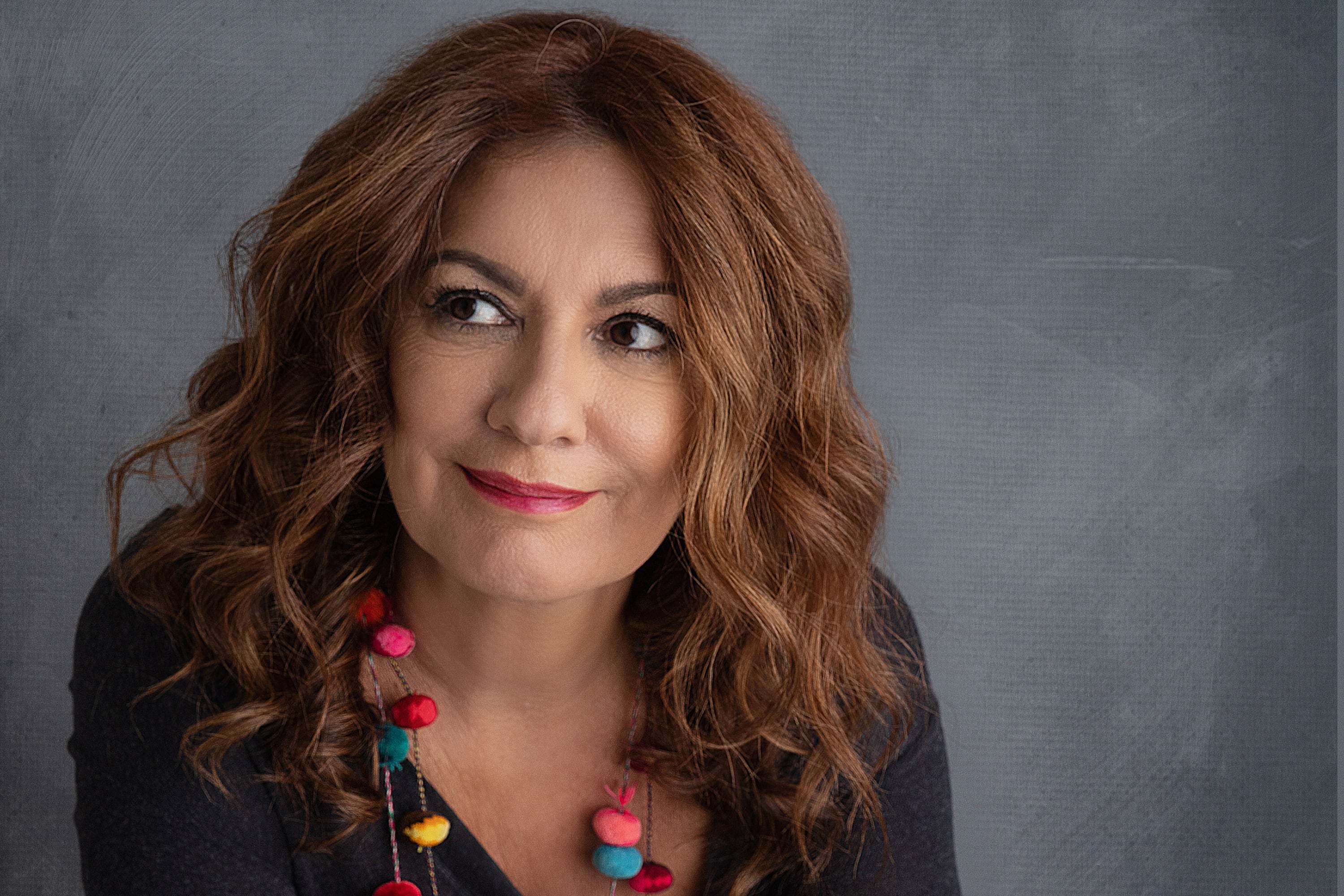 Centeno es también autora de la novela Nadie me llevará flores, publicada en México.