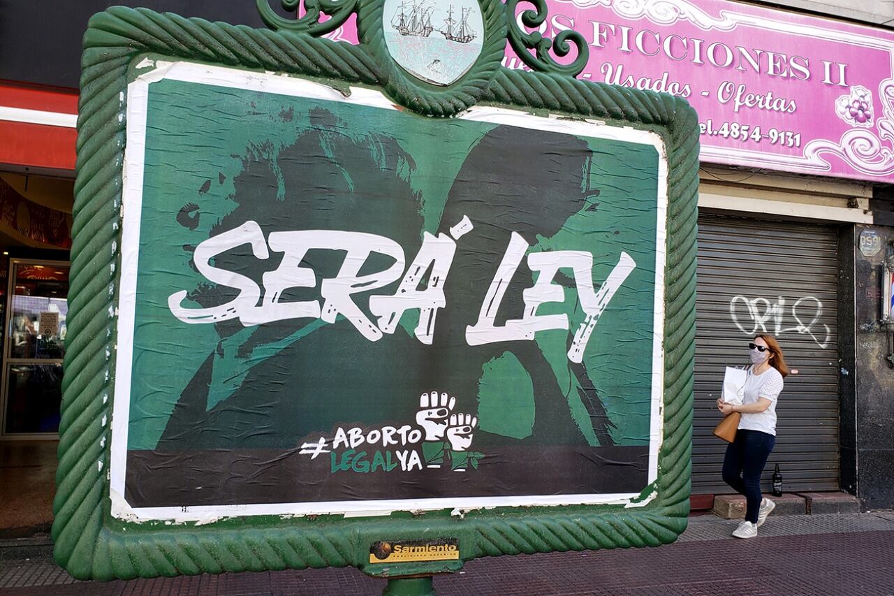 La ciudad amaneció empapelada con afiches en apoyo a la ley IVE.