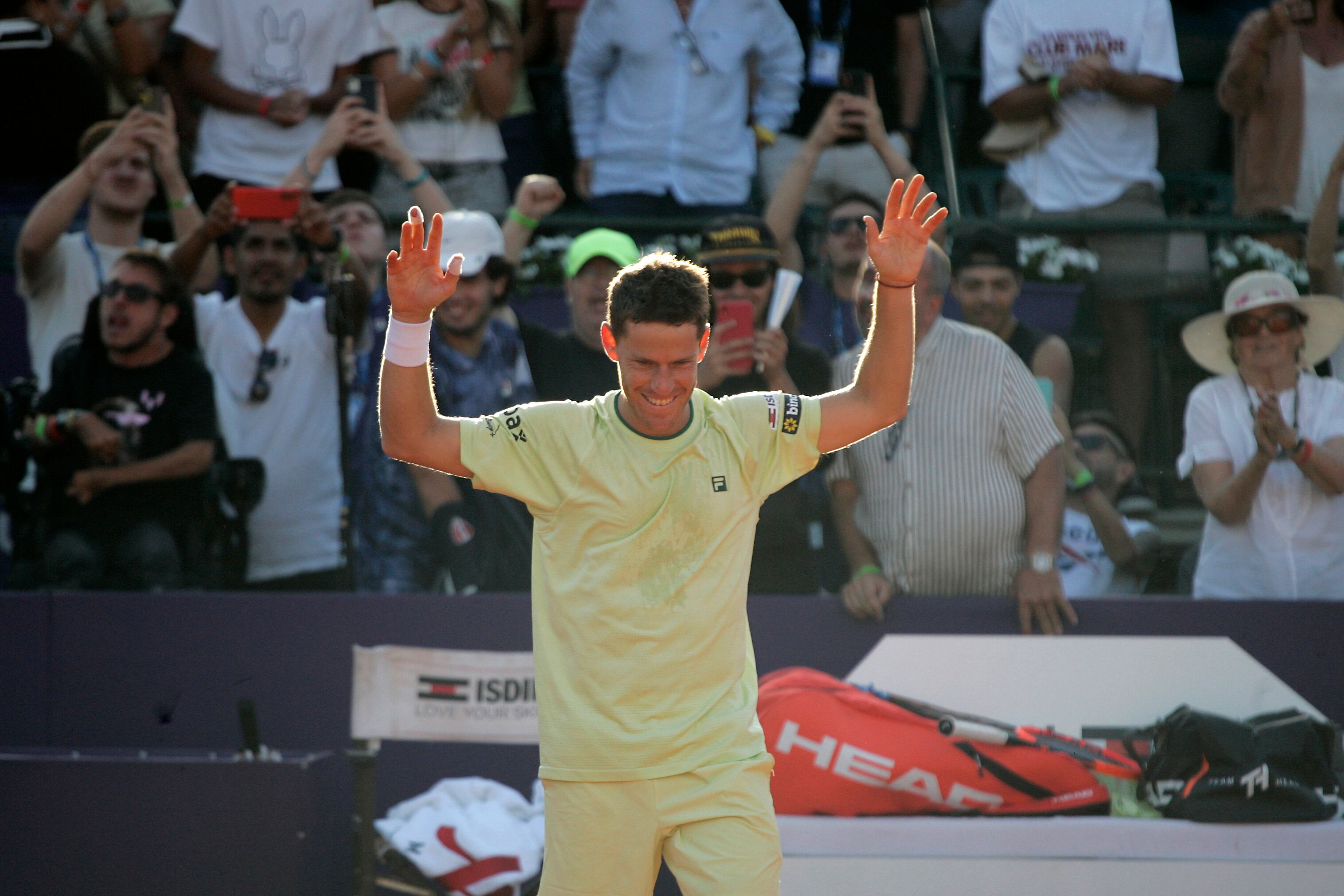 Peque Schwartzman festeja su victoria en primera ronda.