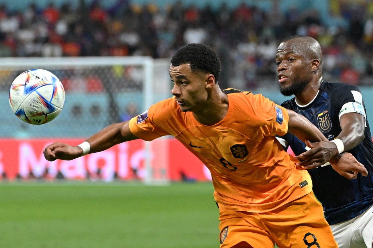 Cody Gakpo, autor de otro gol para los neerlandeses, se escapa de la marca