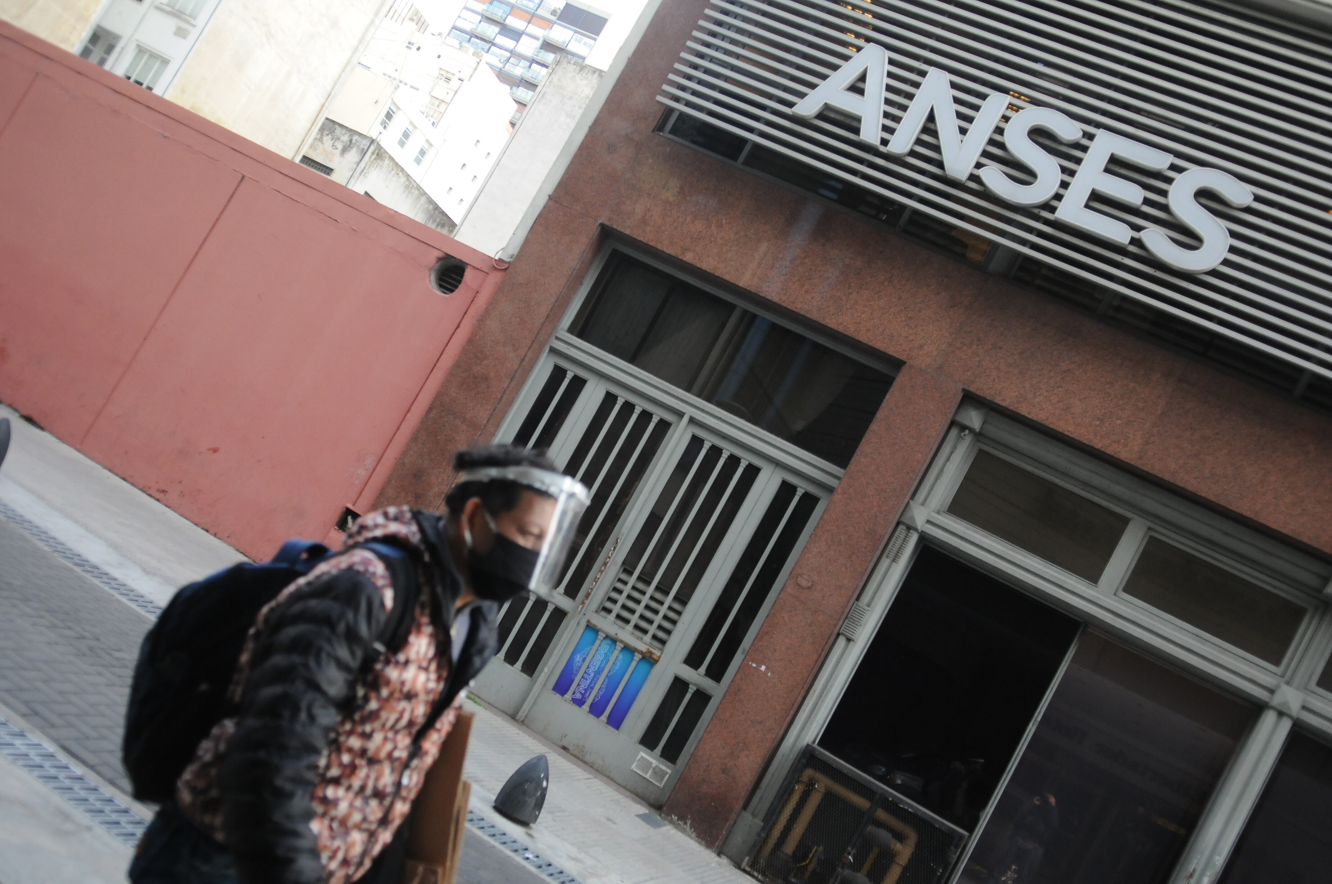 La Anses hace un gran esfuerzo con el Ingreso Familiar de Emergencia (IFE), que puede convertirse en una renta básica.