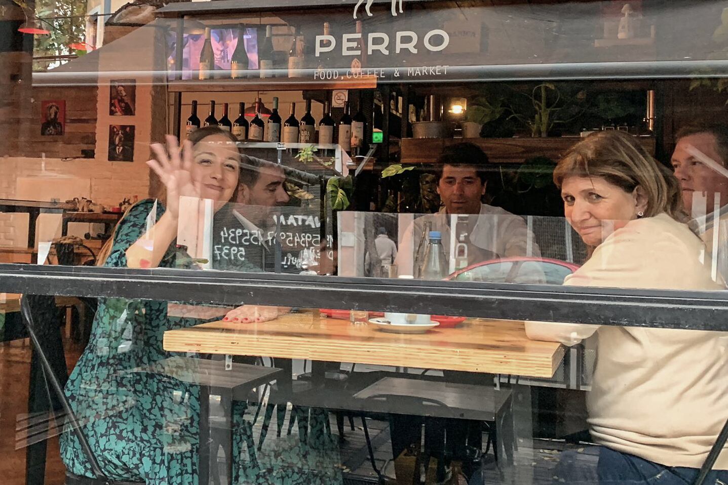 María Eugenia Vidal, Cristian Ritondo (detrás) y Patricia Bullrich se reunieron en un local de Palermo.