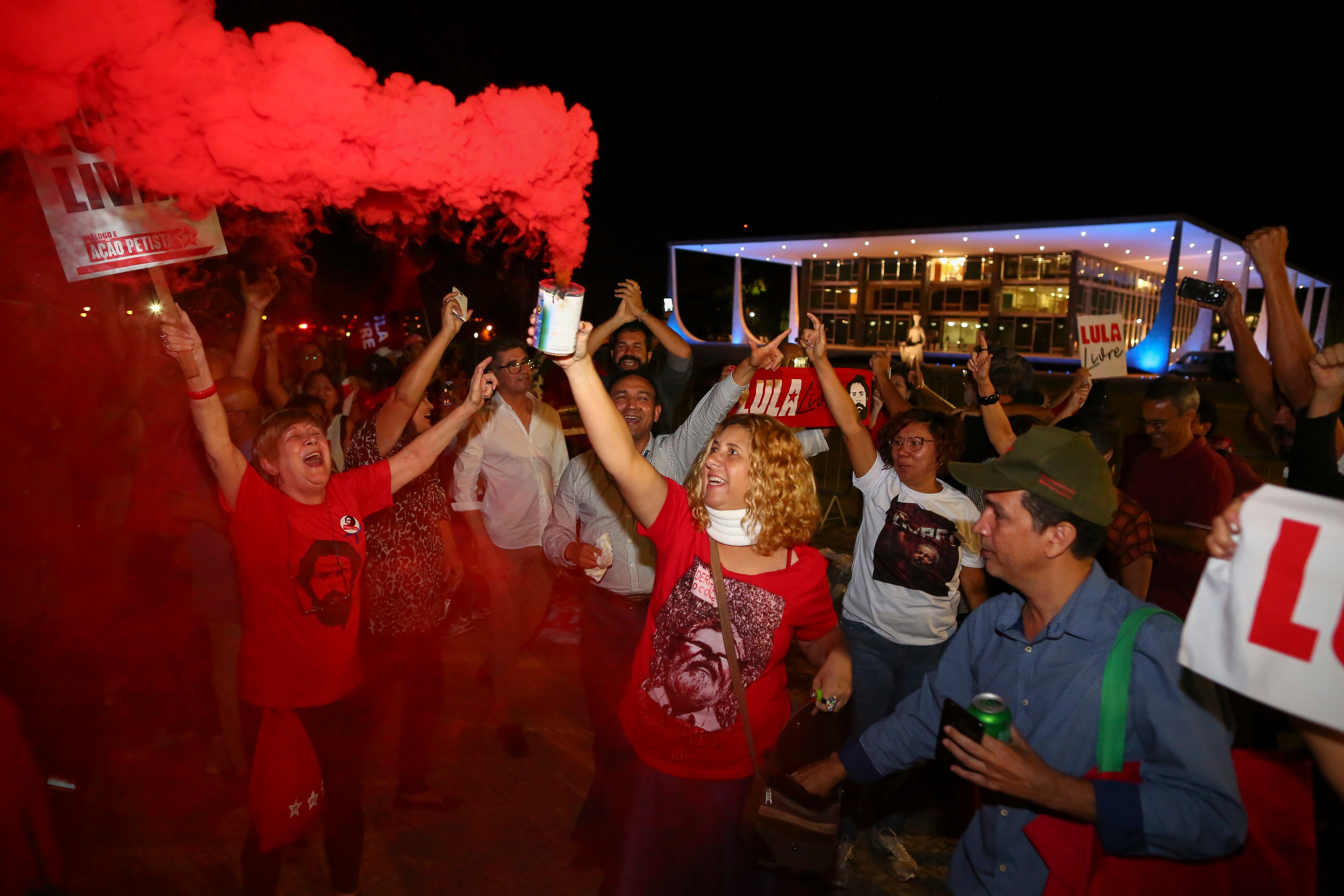 El grito "Lula Libre!" se escuchó de boca de los militantes concentrados frente al Palacio de Justicia.