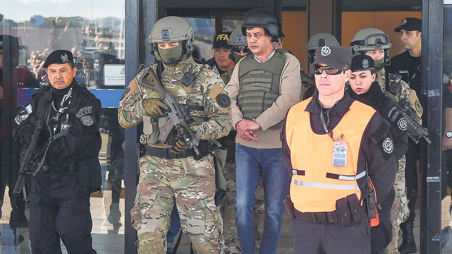 Manzanares esposado, con chaleco y casco, custodiado y tratado como si fuera un violento narco y no un contador.