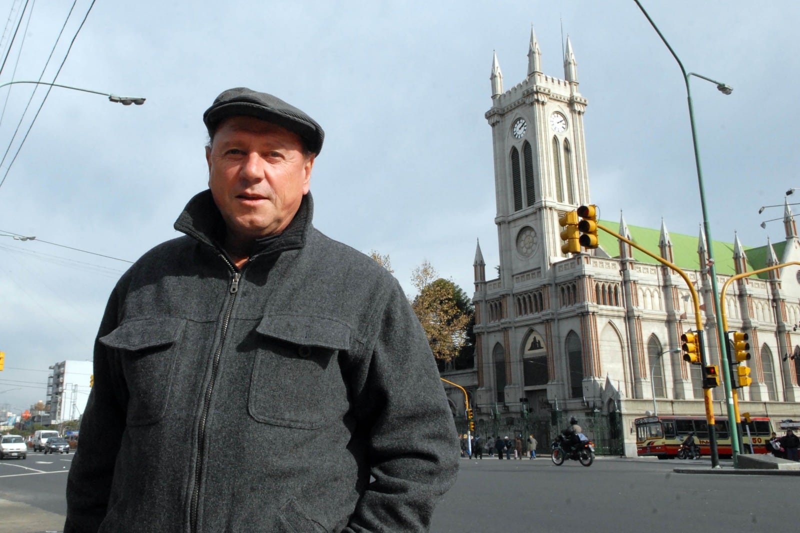Omar Larrosa con la iglesia de Pompeya de fondo.