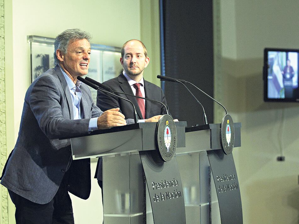Francisco Cabrera, ministro de Producción, junto a Miguel Braun, secretario de Comercio, a cargo de los anuncios.