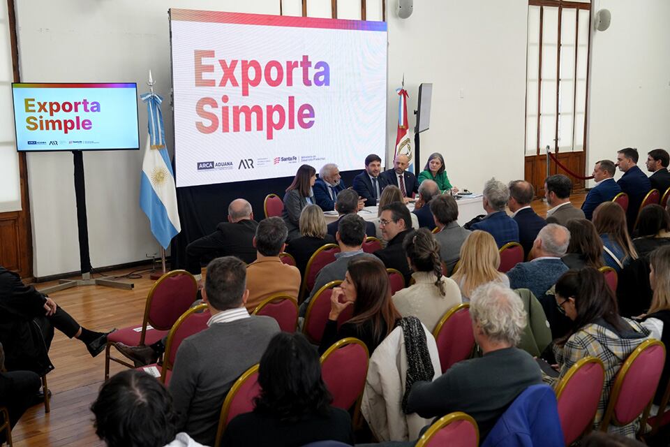 Pullaro expuso ante funcionarios y empresarios.