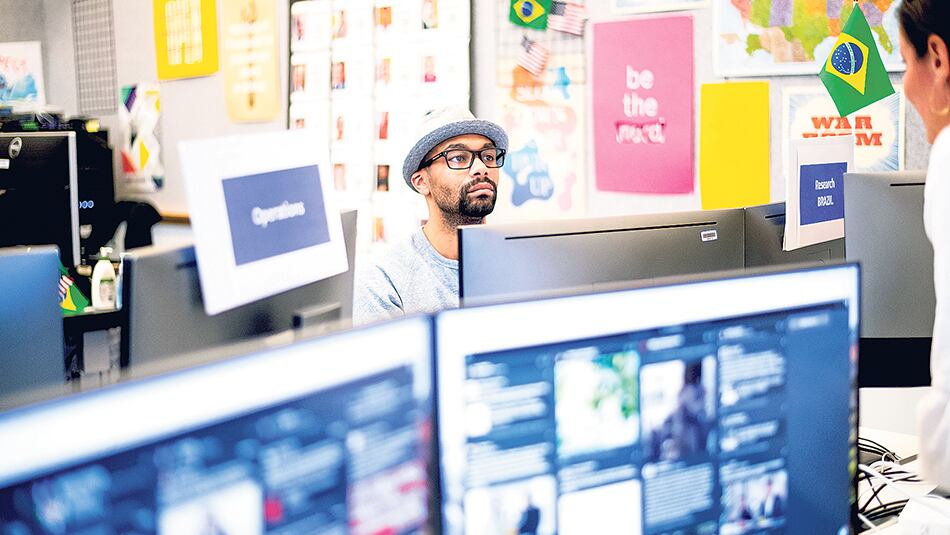 Facebook es a la vez vector de sociabilidad y monstruo voraz que vive en un caos digital, señalan los autores de Monstruos 2.0.