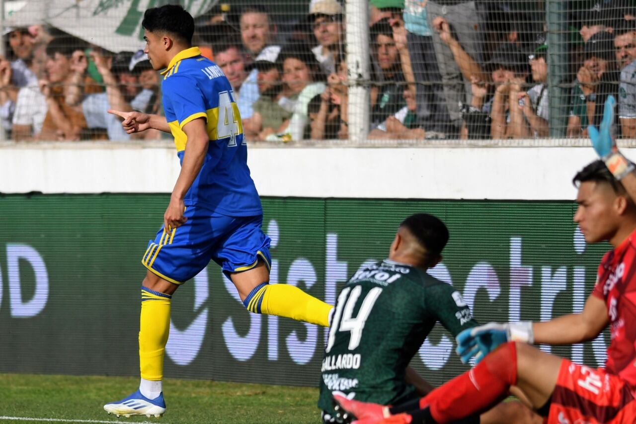 Luca Langoni festeja su gol. Otra vez un pibe salvó a Boca