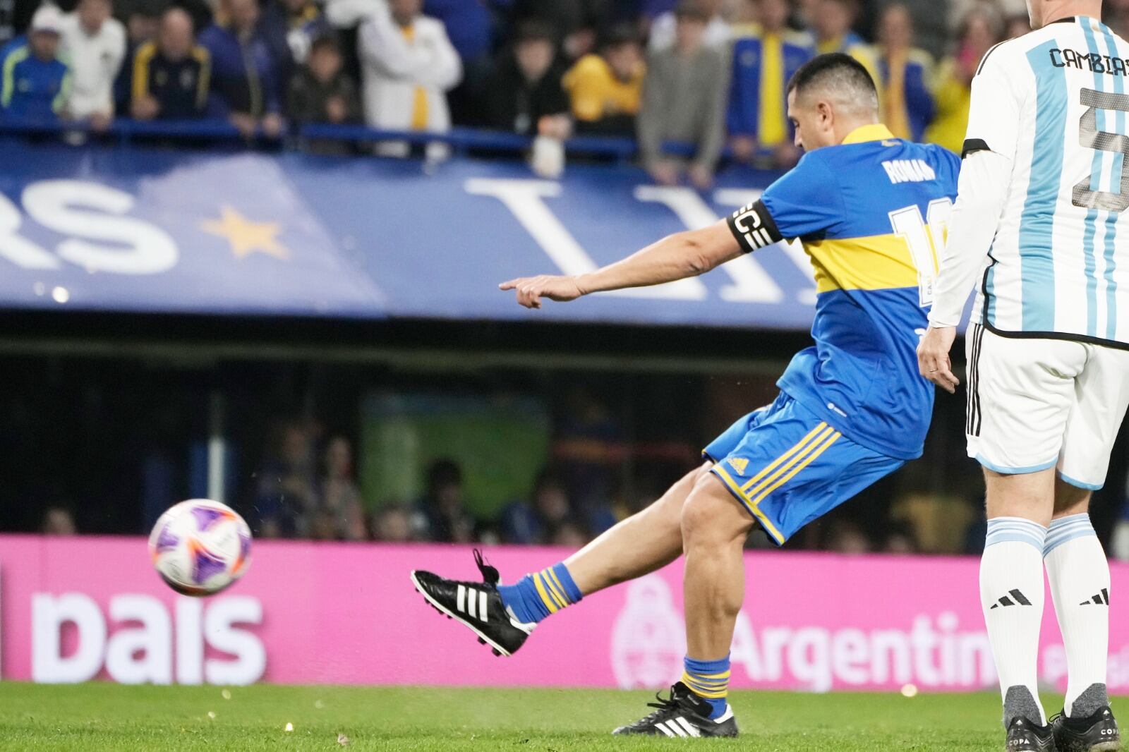 Riquelme acaricia le pelota en el primer tiempo