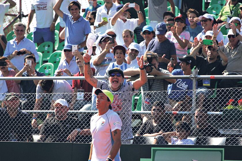 Charly Belocq recibe el apoyo de Diego Maradona, hincha incondicional del equipo argentino.