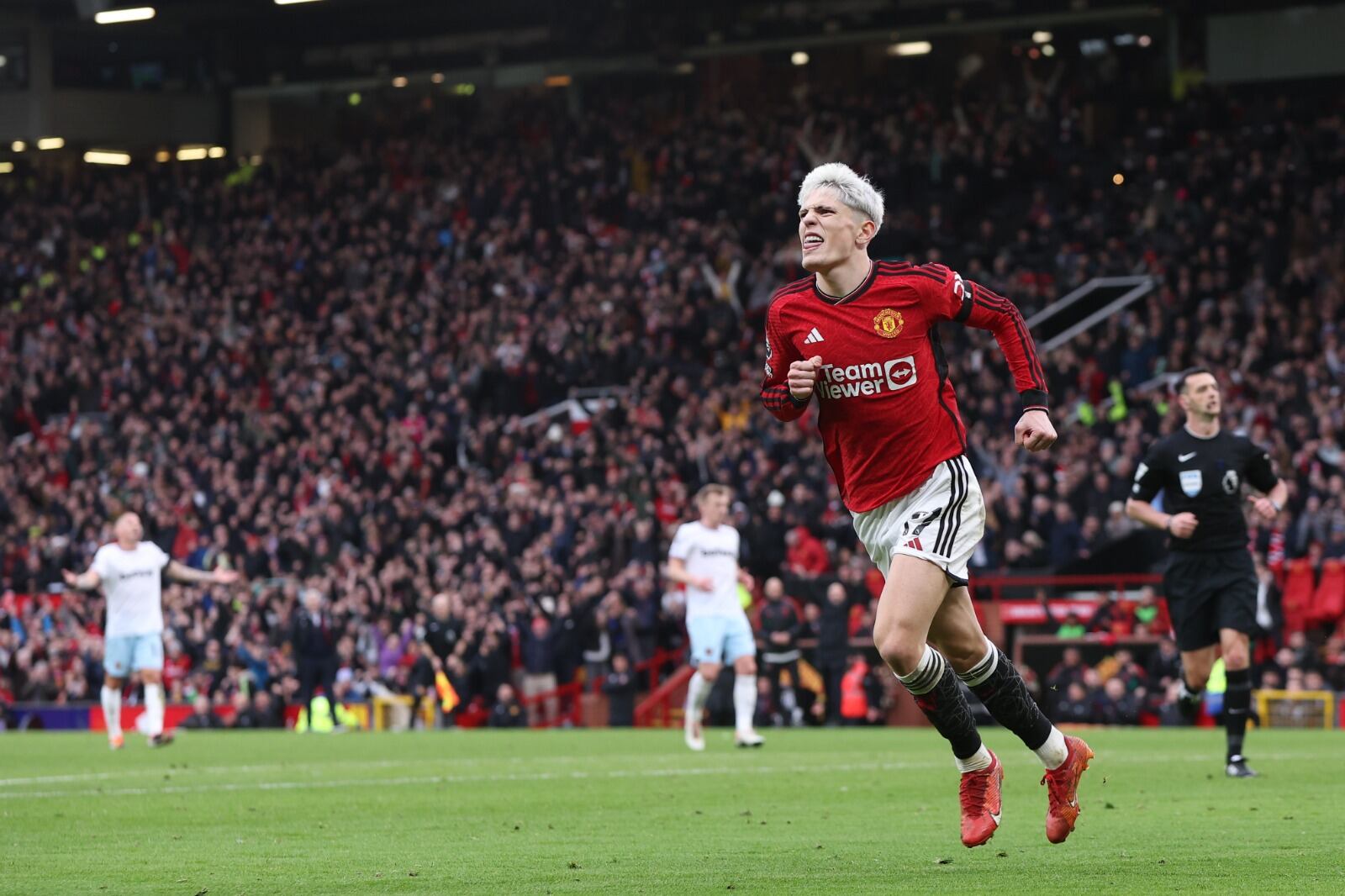 Alejandro Garnacho volvió a festejar por duplicado para el Manchester