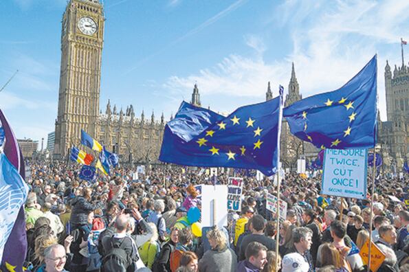 Miles de manifestantes proeuropeos marchan hacia el Parlamento británico bajo la sombra del Big Ben.