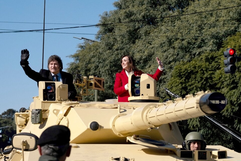 El presidente Javier Milei y la vicepresidenta Victoria Villarruel, a bordo de un tanque durante el desfile militar del pasado 9 de julio.
