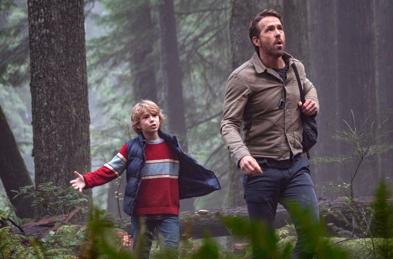 Las dos versiones de Adam: Walker Scobell y Ryan Reynolds.