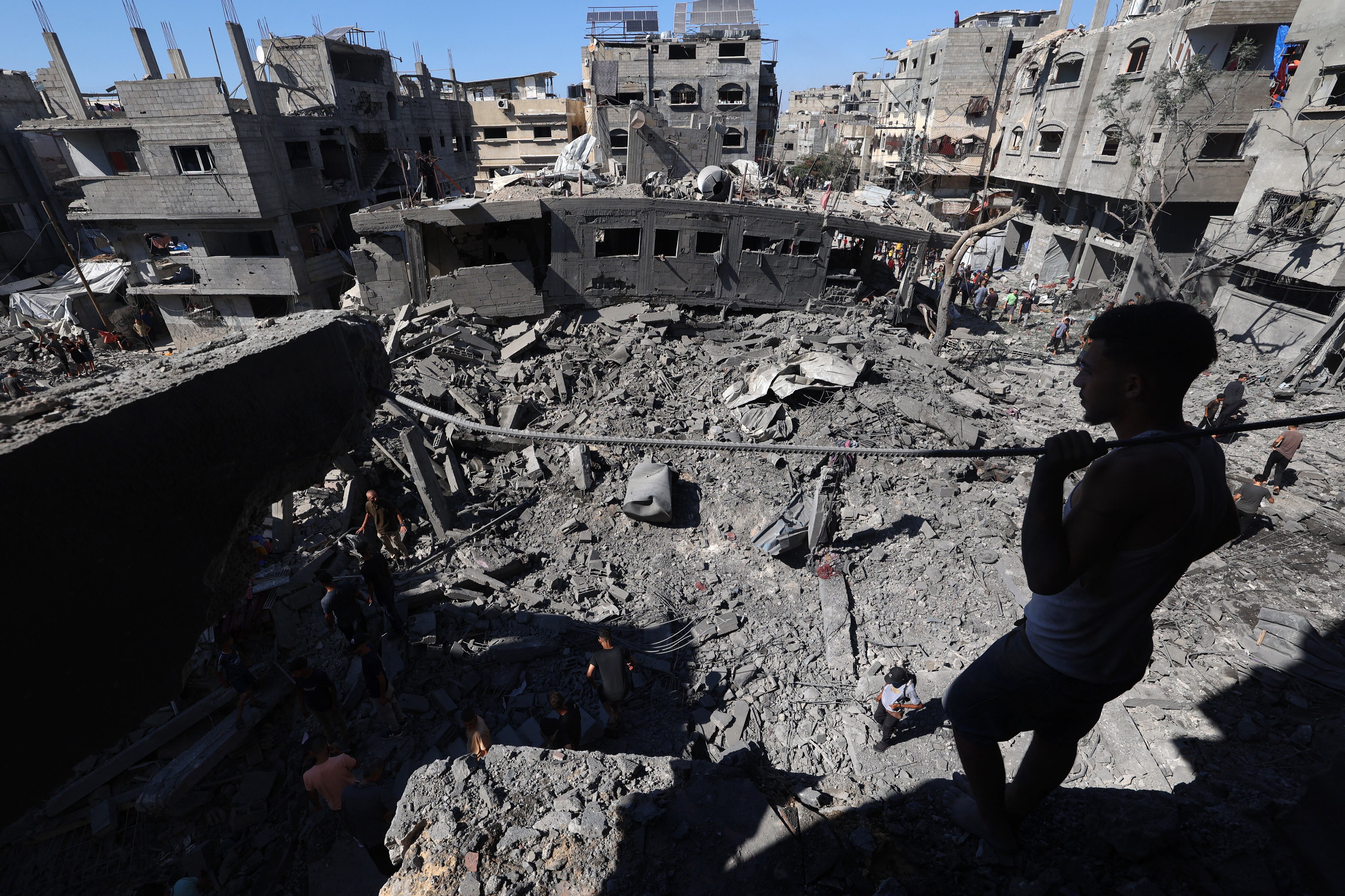 Bombardeo israelí en el campamento para refugiados Al-Bureij en Gaza.