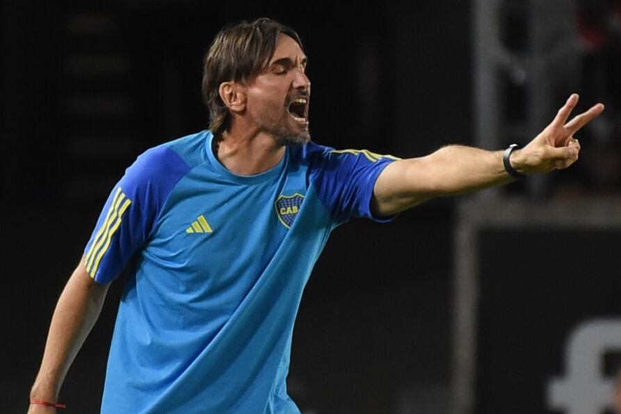 Diego Martínez dando indicaciones en Santiago de Estero