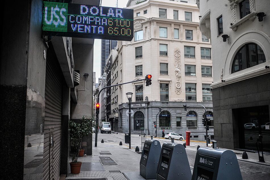 Los coleros digitales hacen uso de sus cupos de compra de 200 dólares para un tercero.