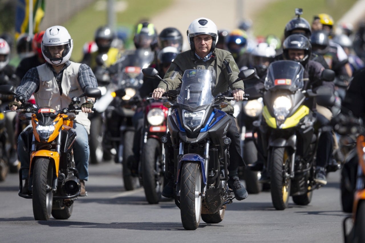 Bolsonaro (centro) de recorrida por Brasilia en caravana y sin barbijo en mayo pasado.