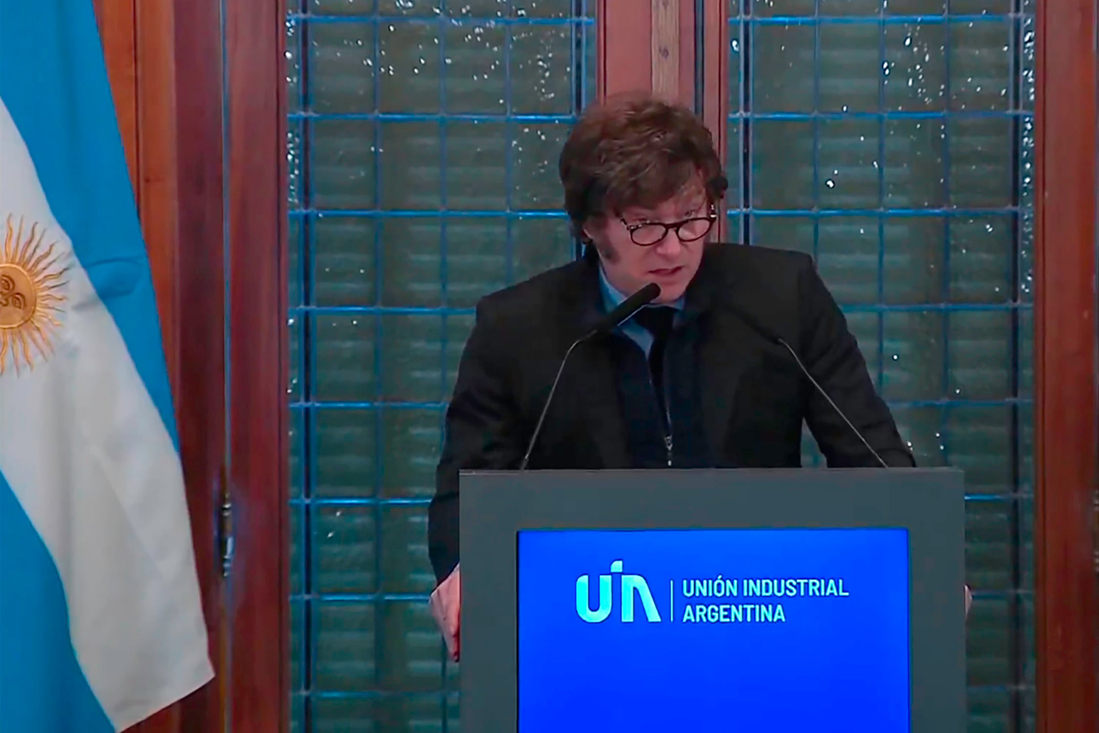 El presidente durante su charla, en salón central de la UIA en Avenida de Mayo