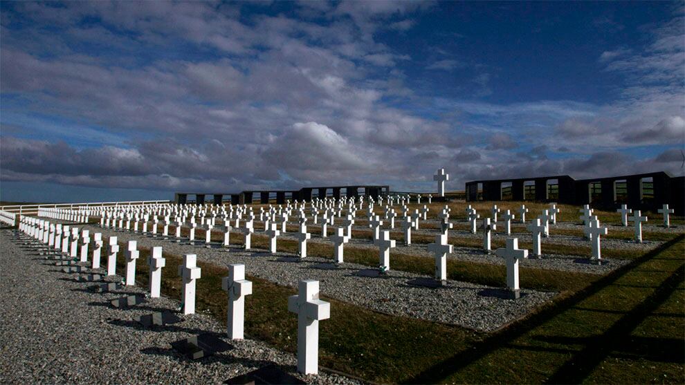El laboratorio de genética forense del Equipo Argentino de Antropología Forense (EAAF) realizó el análisis de las muestras, gracias al cual se logró identificar a los seis soldados argentinos, tras 38 años de incertidumbre.