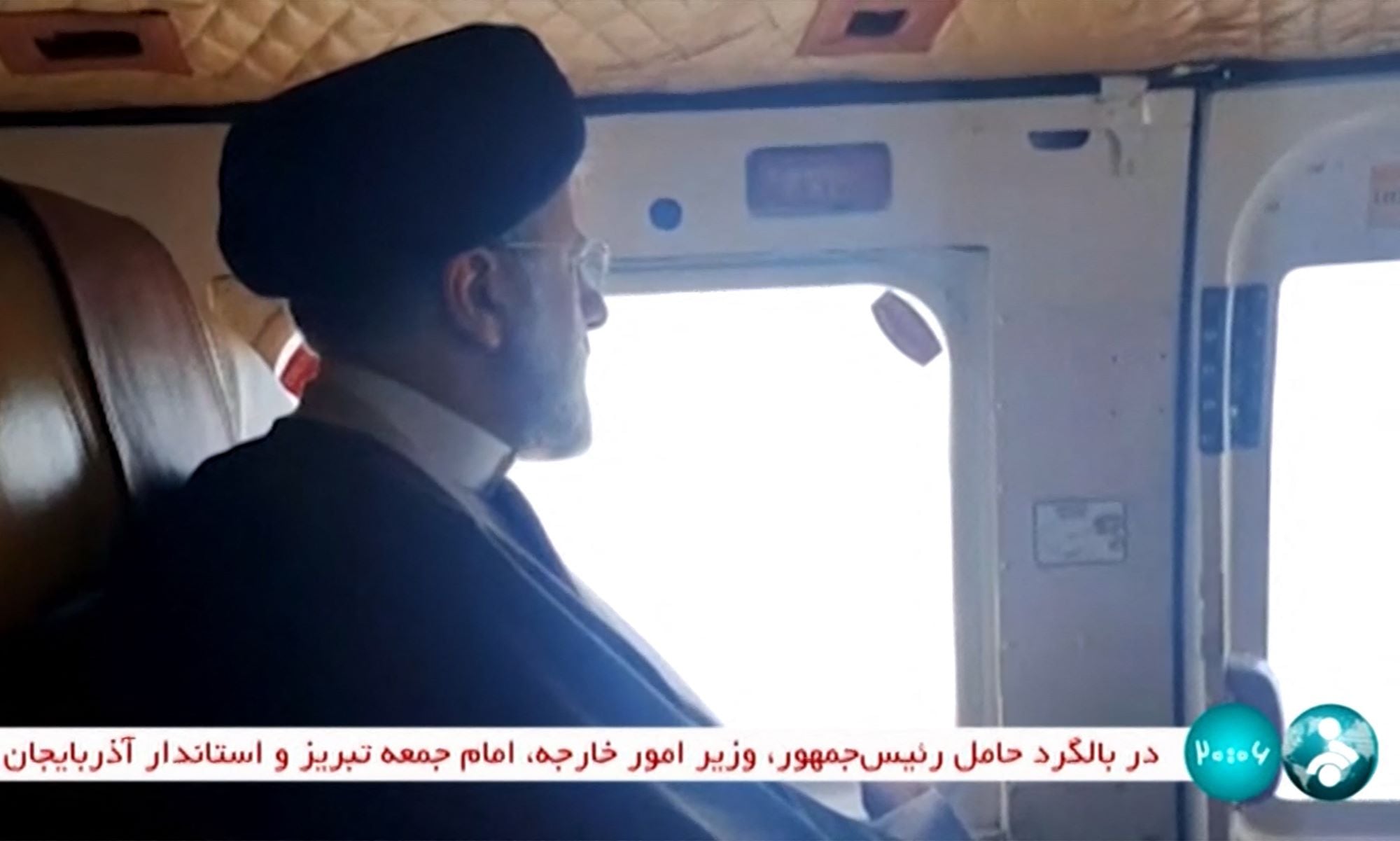 Ebrahim Raisi, durante su viaje en helicóptero mostrado por la televisión iraní.