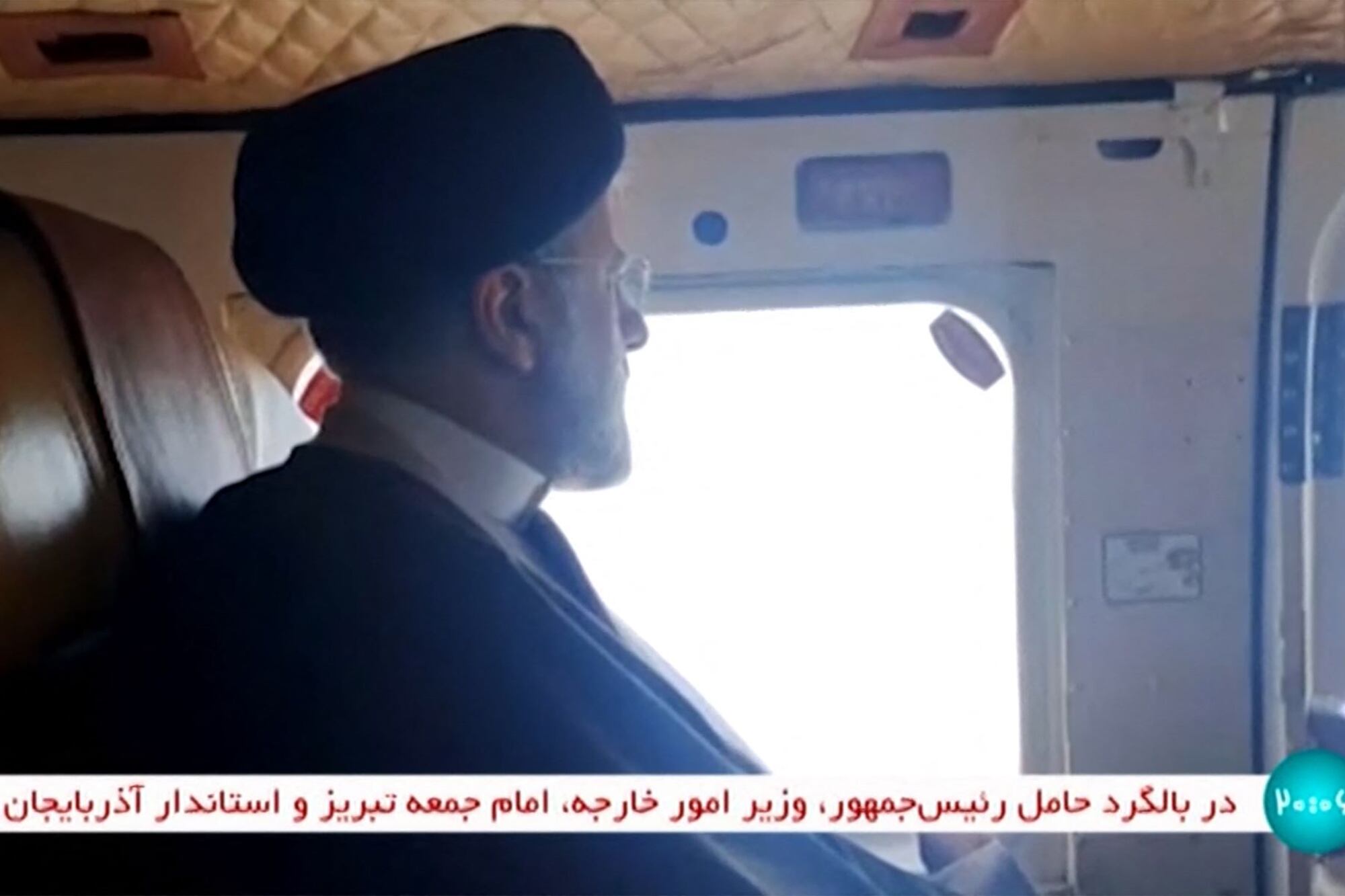 Ebrahim Raisi, durante su viaje en helicóptero mostrado por la televisión iraní.