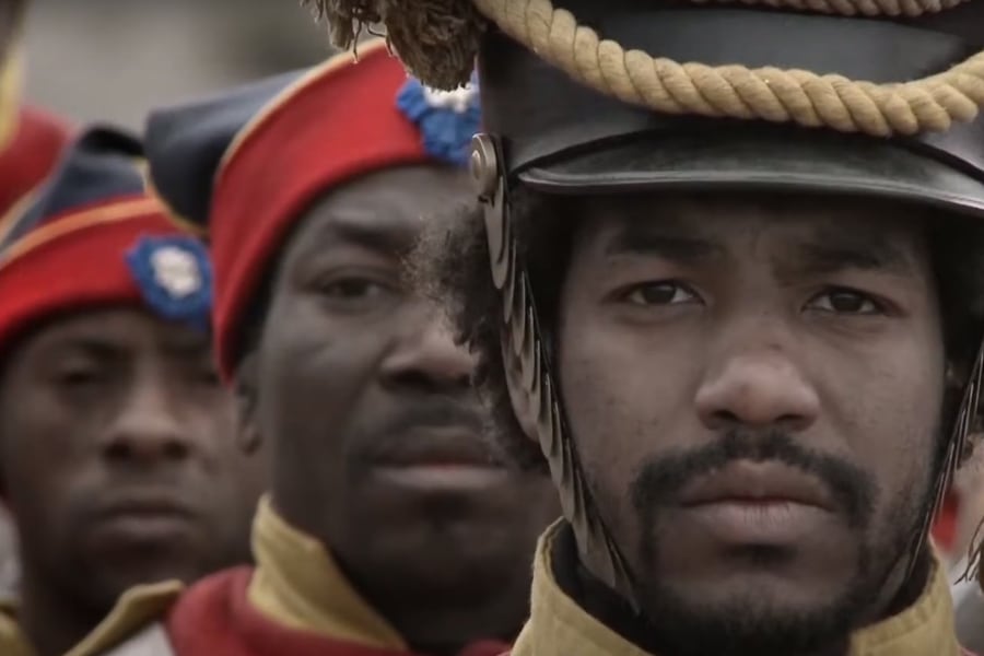 Soldados afroargentinos en las guerras de independencia. Imagen: fragmento de la pelicula "Revolución" (2010).