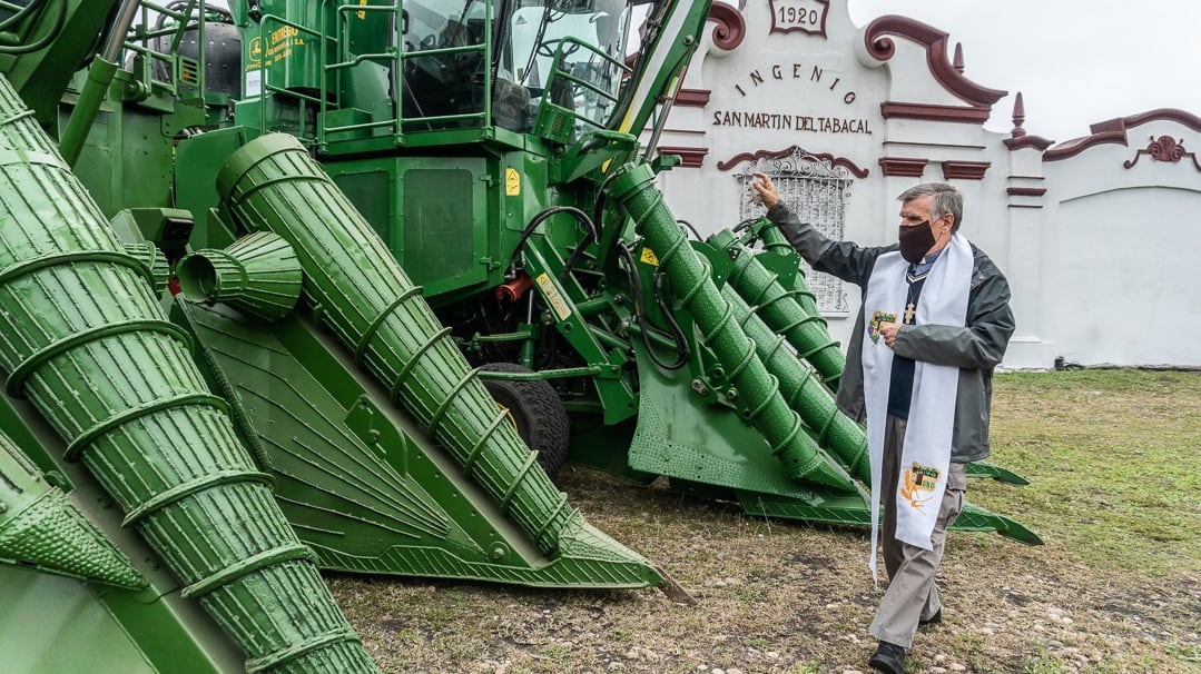 El obispo Scozzina bendice las maquinarias