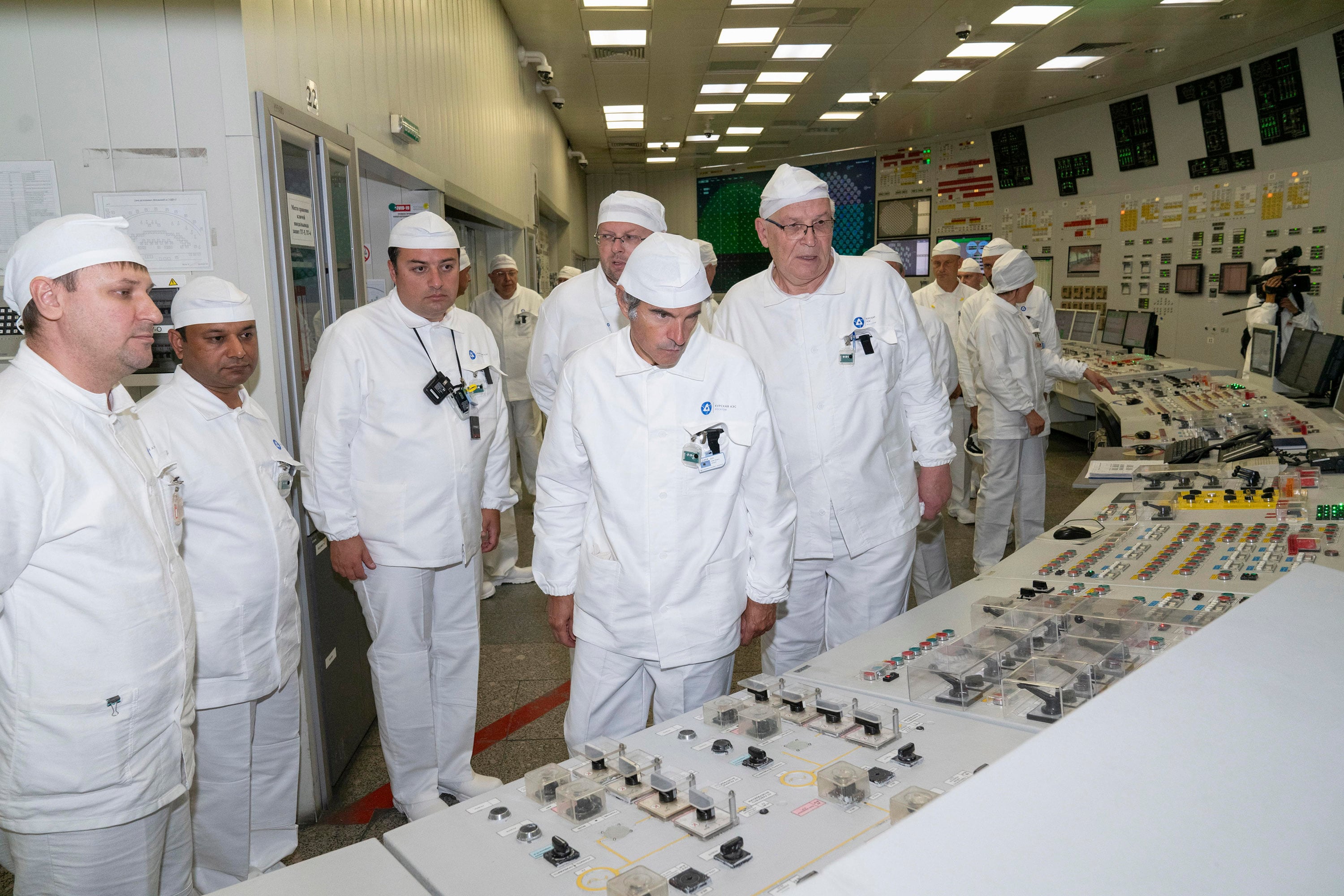 Rafael Grossi (centro) visitó la planta nuclear de Kurchatov, en la región de Kursk. 