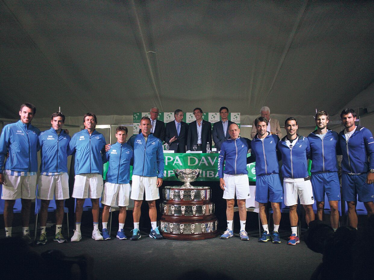 Los equipos de Argentina e Italia completos, con la Ensaladera de Plata.