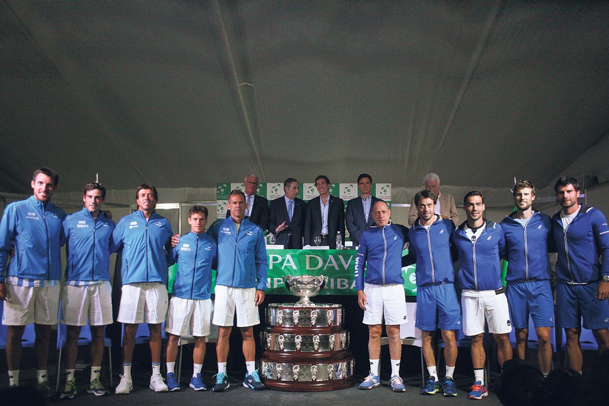 Los equipos de Argentina e Italia completos, con la Ensaladera de Plata.