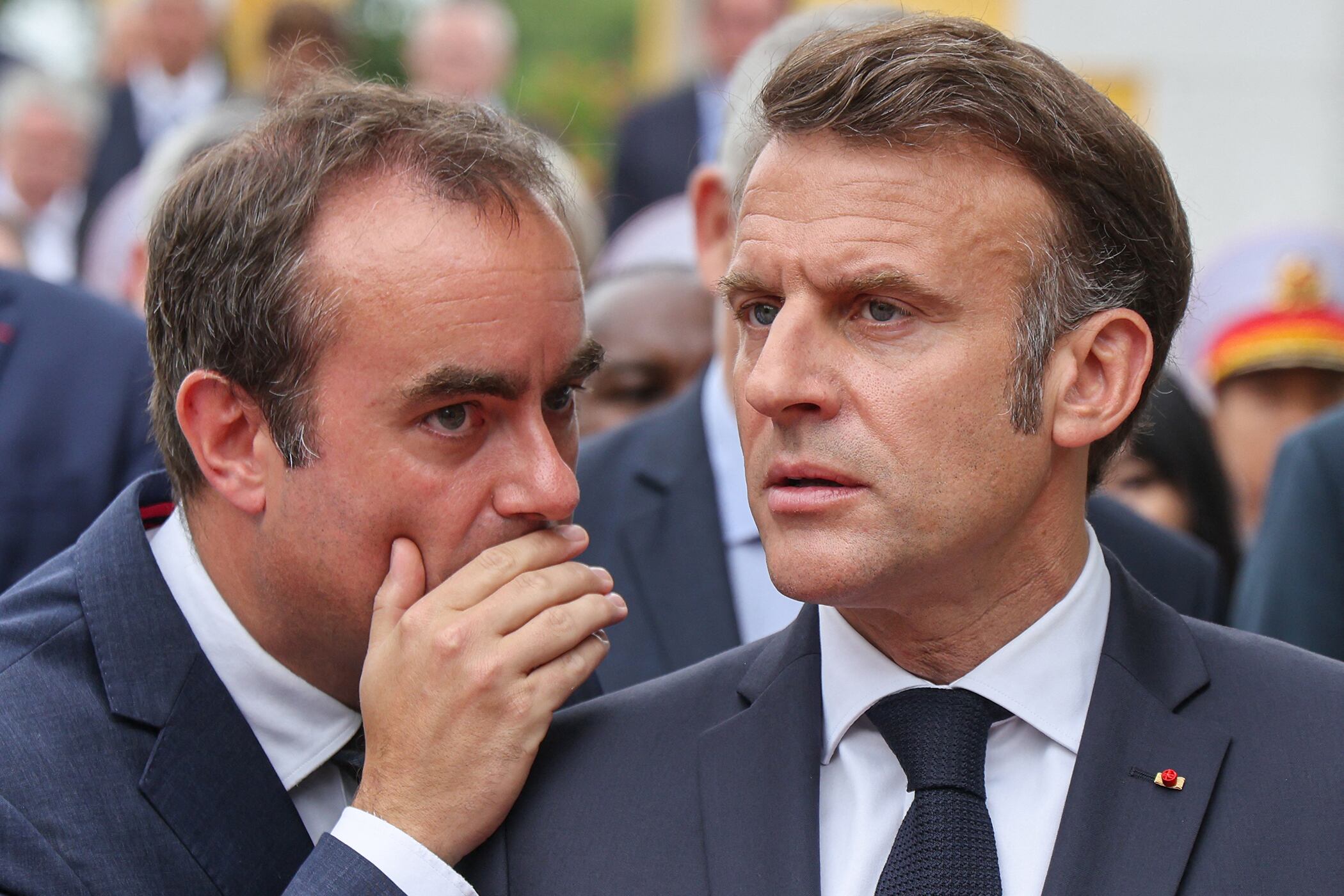   Sébastien Lecornu, primerminitro, y Emmanuel Macron, presidente de Francia.