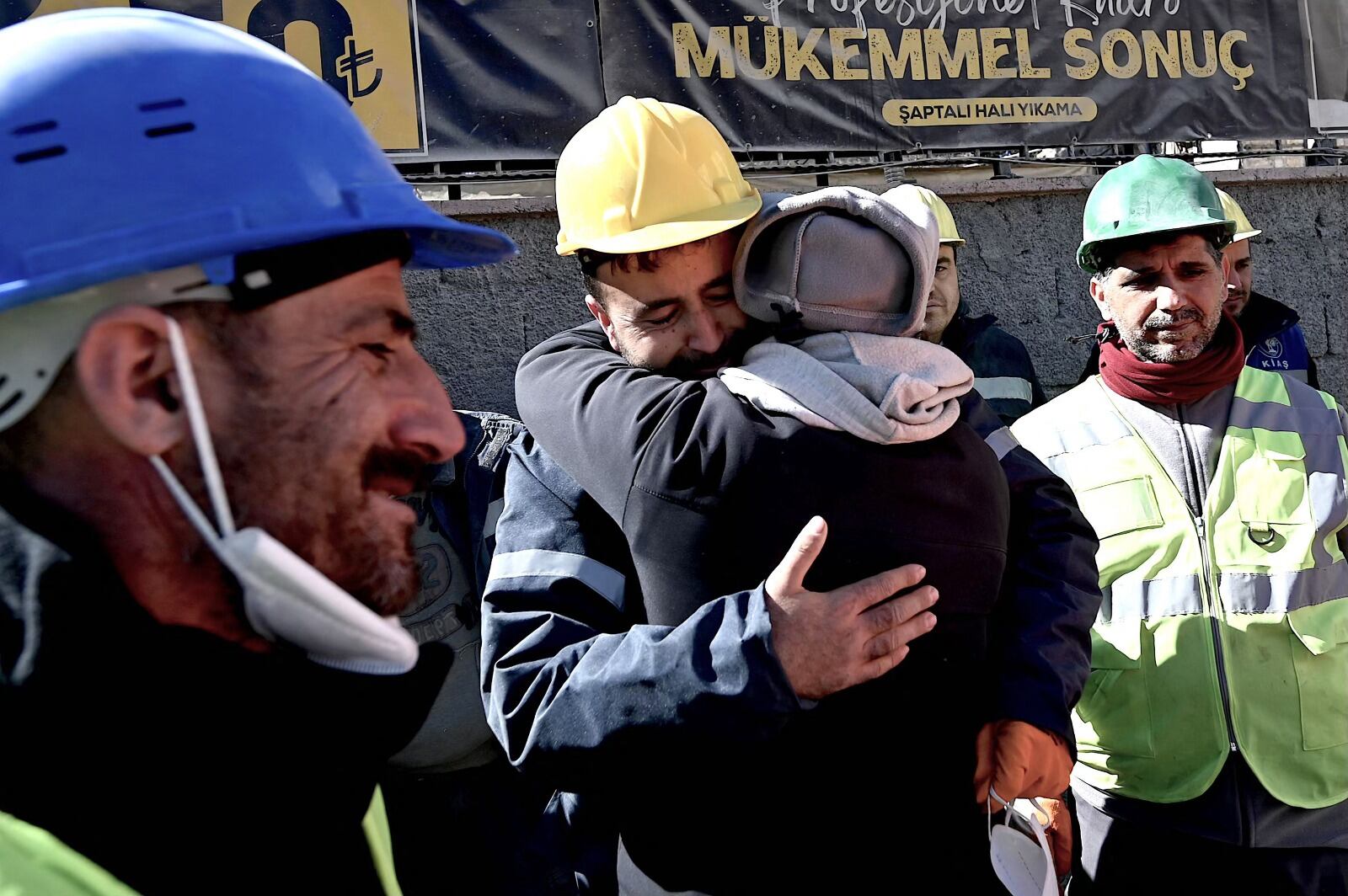 El tío de la joven rescatada abraza a los socorristas.