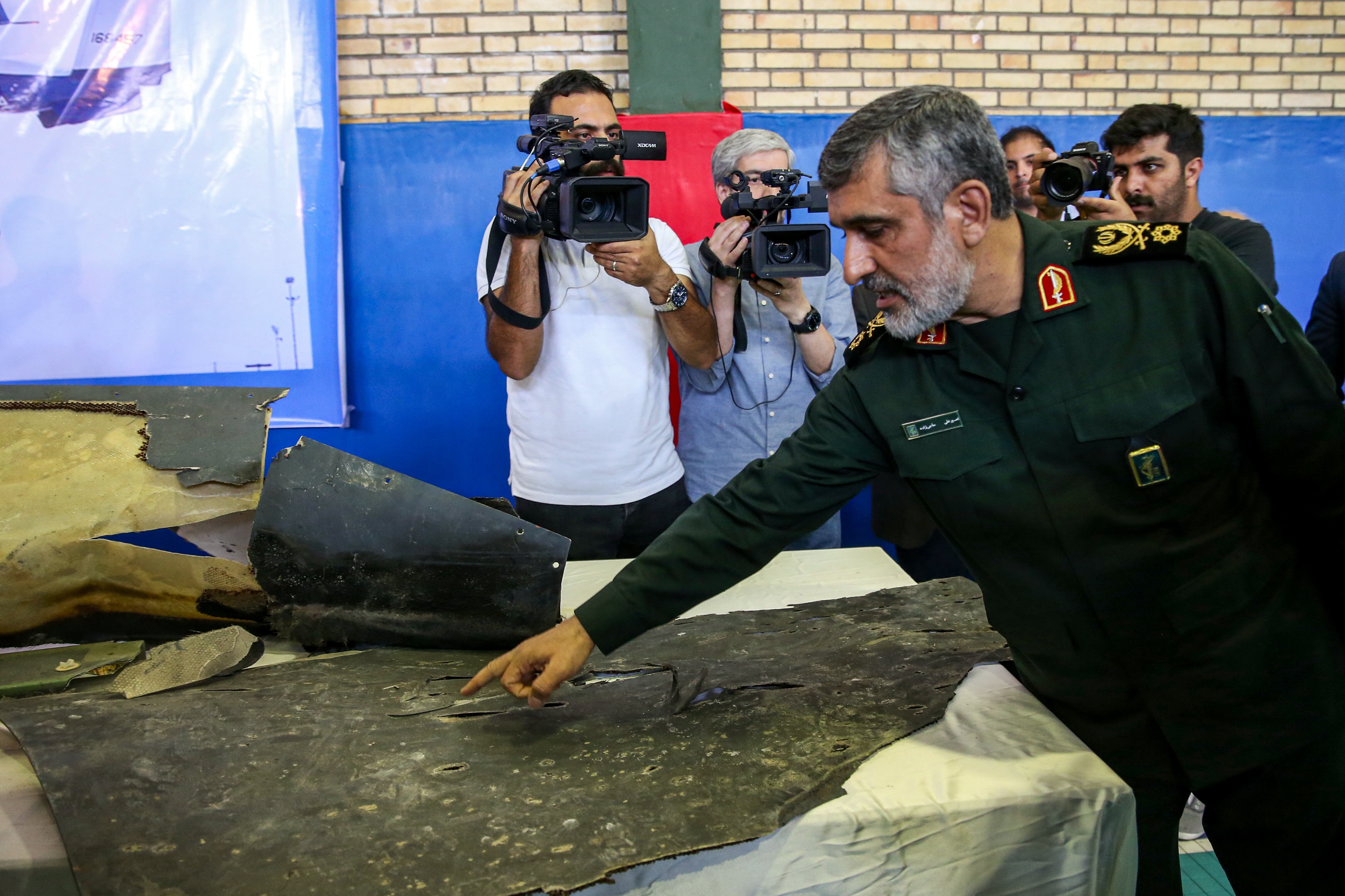 El general iraní Amir Ali Hajizadeh (R), titular de la División Aeroespacial muestra detalles del dron estadounidense derribado por la Guardia Revolucionaria.