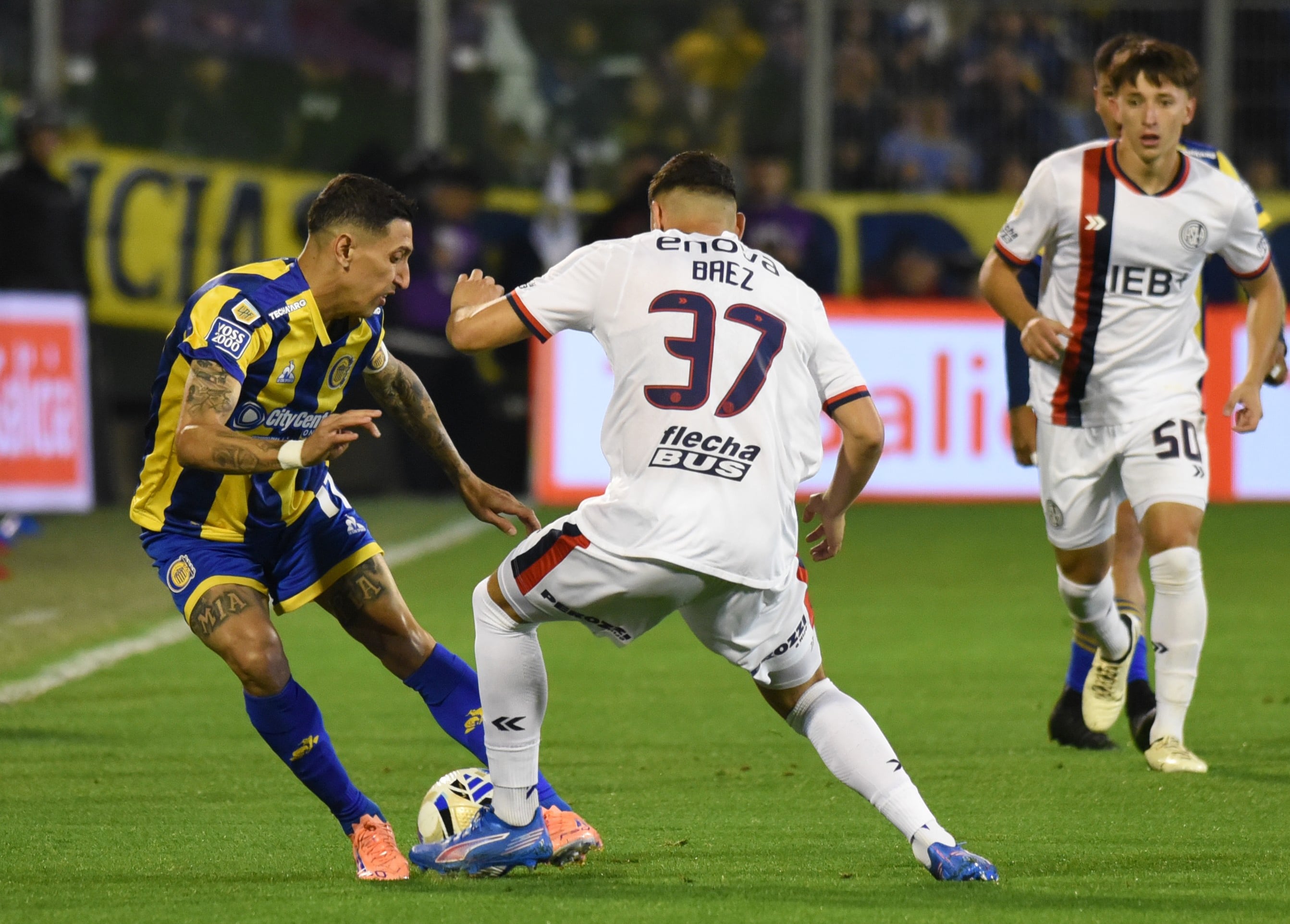 Di María maniobra ante Báez en Arroyito