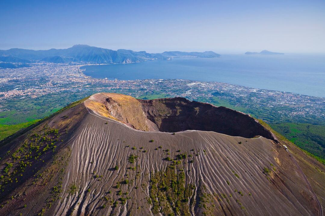 El turista de 23 años sufrió algunos rasguños y contusiones, y fue derivado a un hospital de Nápoles.