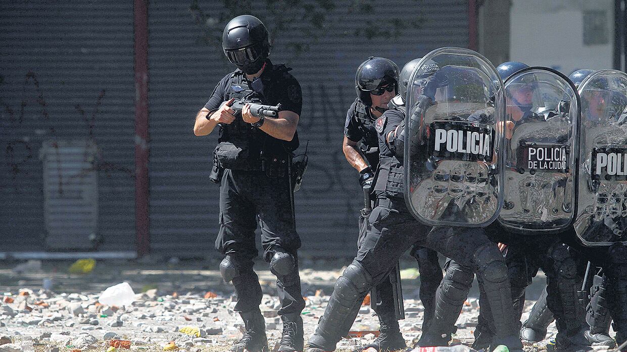 La policía encabezó una brutal represión en las afueras del Congreso, que terminó con una cacería de personas.