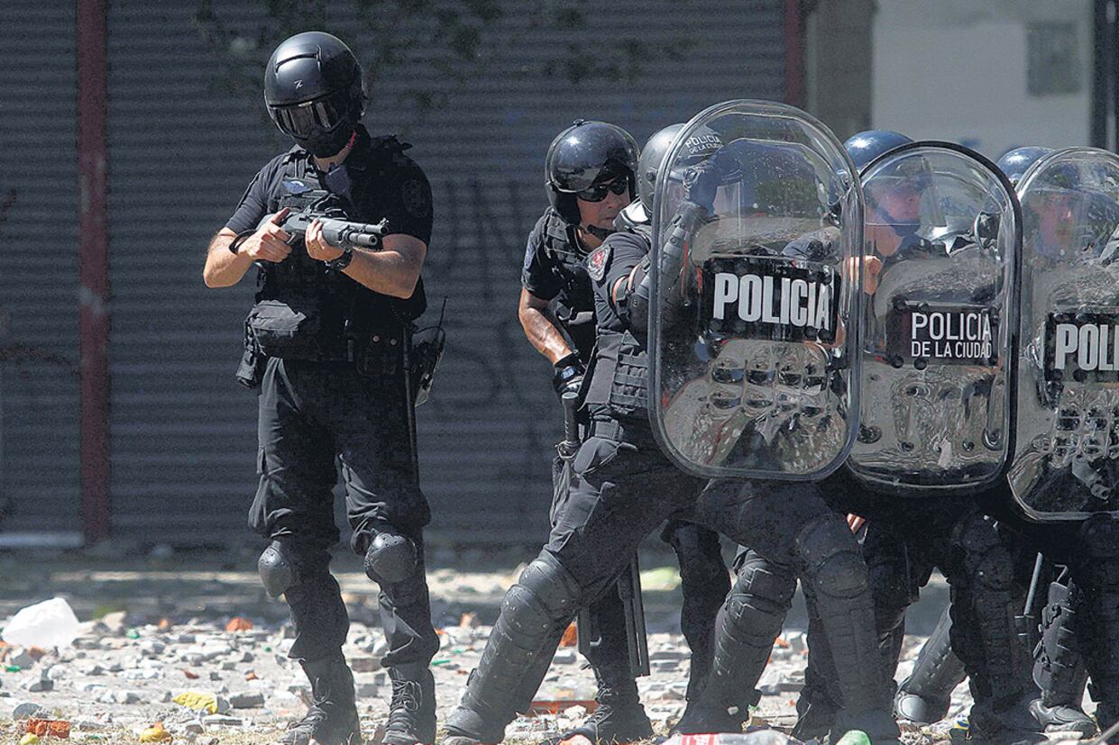 La policía encabezó una brutal represión en las afueras del Congreso, que terminó con una cacería de personas.