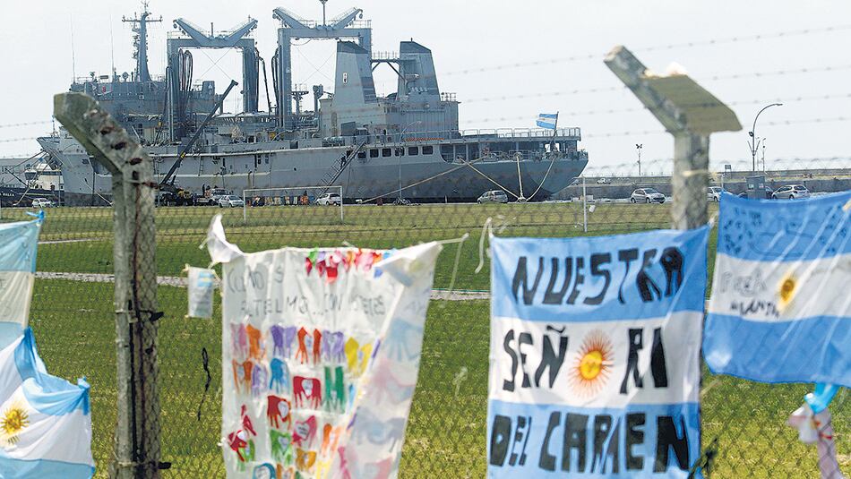 Los mensajes de la reja exterior de la Base Naval de Mar del Plata, con homenajes y muestras esperanzadoras de los familiares y vecinos.