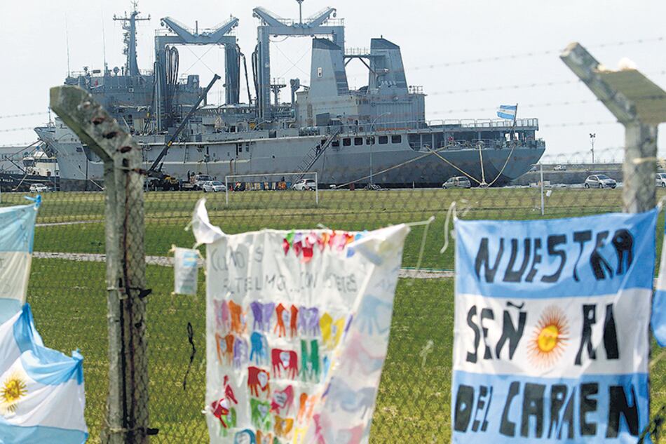 Los mensajes de la reja exterior de la Base Naval de Mar del Plata, con homenajes y muestras esperanzadoras de los familiares y vecinos.