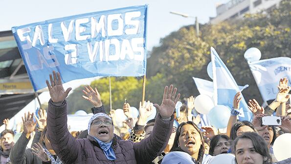 Discursos de pastores y música pegadiza para “defender la vida desde la concepción”.