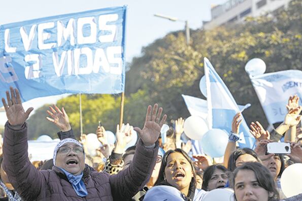 Discursos de pastores y música pegadiza para “defender la vida desde la concepción”.