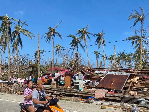 Varias zonas quedaron sin comunicaciones ni servicio eléctrico, mientras que en otros sitios arrancó techos y derribó árboles y postes de luz.