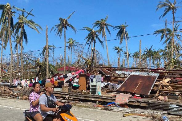 Varias zonas quedaron sin comunicaciones ni servicio eléctrico, mientras que en otros sitios arrancó techos y derribó árboles y postes de luz.
