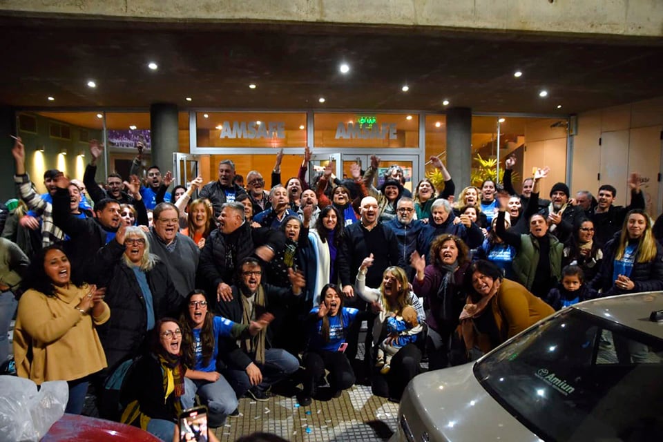 Los festejos de la lista triunfante en la sede del gremio en Santa Fe.