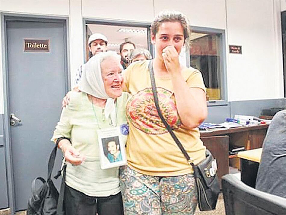 Micaela Brambilla fue acompañada por Nora Cortiñas, de Madres de Plaza de Mayo-Línea Fundadora.