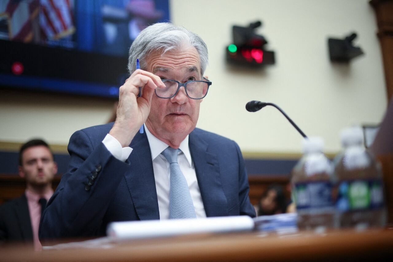 Jerome Powell. titular de la Fed (banca central estadounidense), enfrenta una delicada situación económica-financiera.